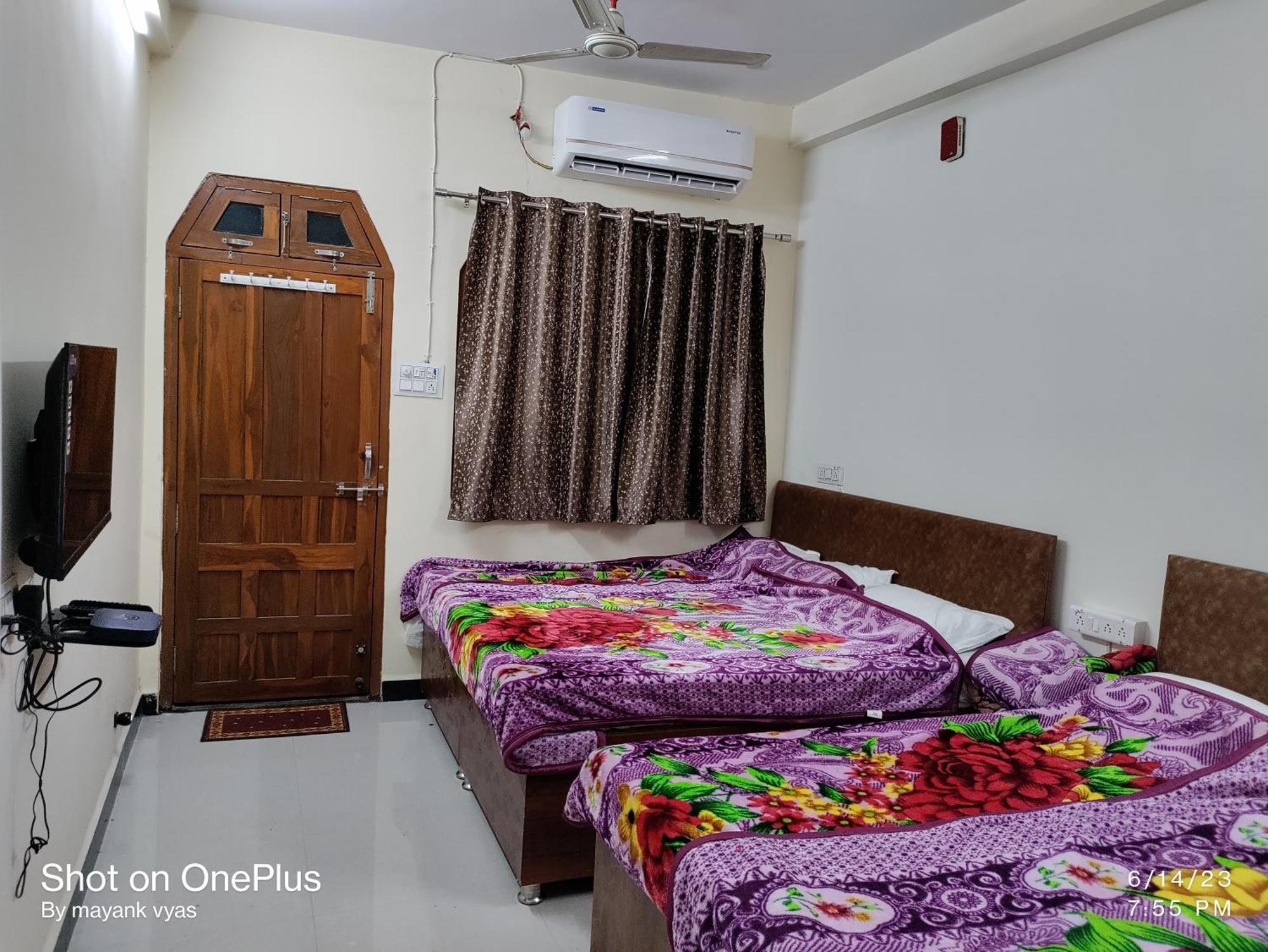 Hotel Maruti Palace Ujjain Bagian luar foto
